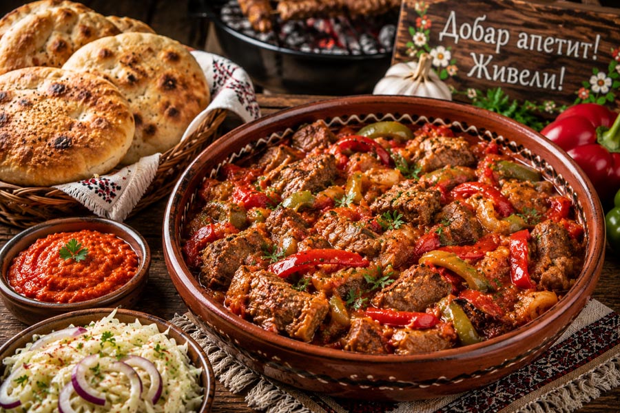 Recept: Servische mućkalica met gegrild vlees en paprika